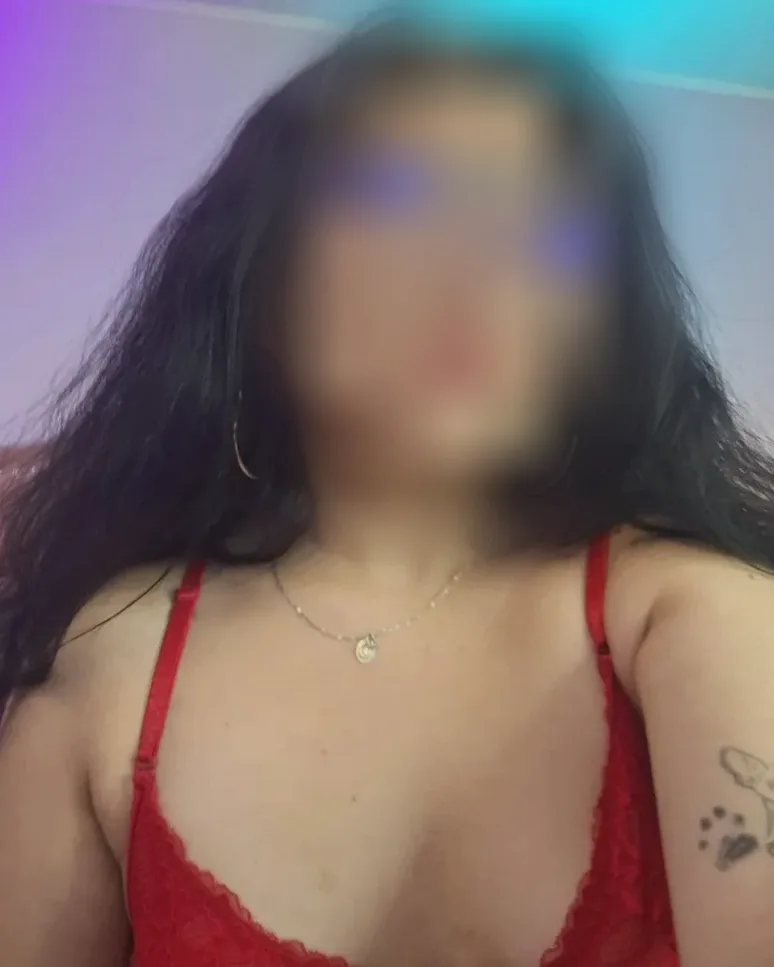 Claudia, 23