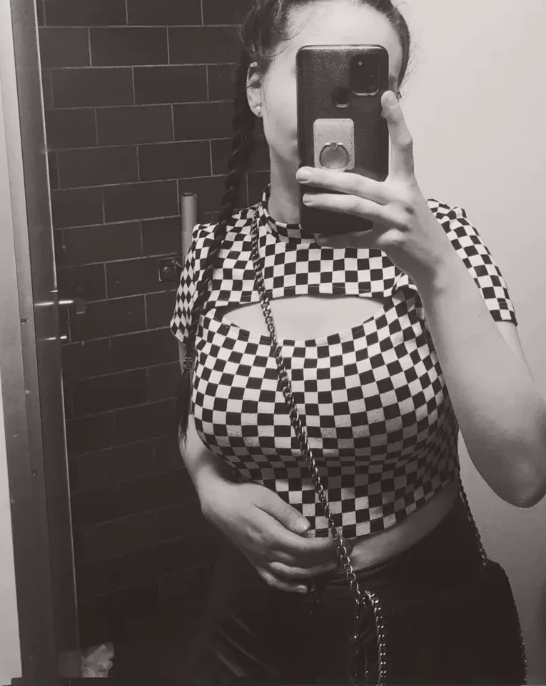 Eva, 24